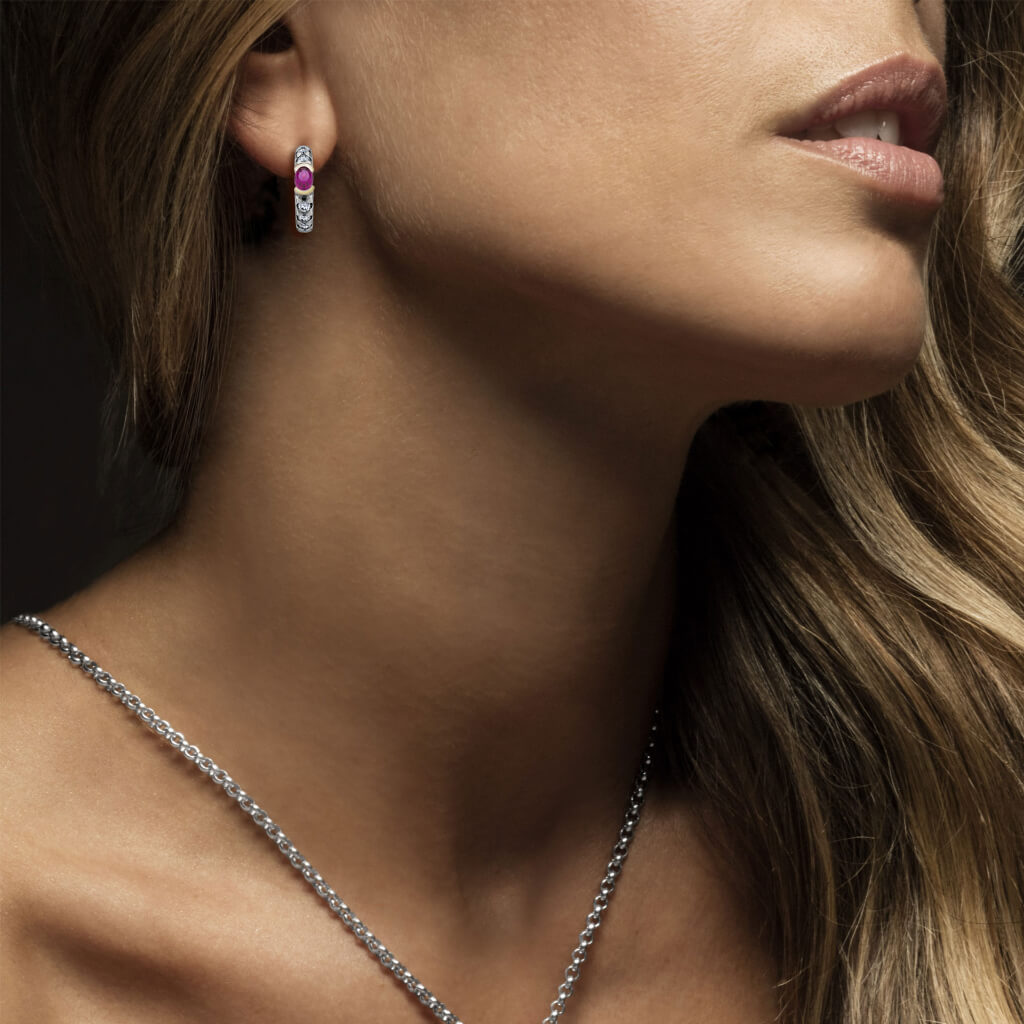 Senhora com Argolas TASHI Riad Rosa Rubi prateado com zircónia rosa no centro e detalhe dourado em volta e zircónias brancas ao longo da argola