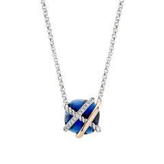 Um colar de prata e ouro com um pingente de zircónia azul. O pingente apresenta uma grande pedra de zircónia azul de corte oval, mantida no lugar por uma configuração única que entrelaça elementos de prata e ouro. A parte de prata da configuração é embelezada com pedras de zircónia menores e claras, adicionando brilho ao design. A corrente do colar é feita de prata e tem uma estrutura de ligação clássica que complementa o elegante pingente.
