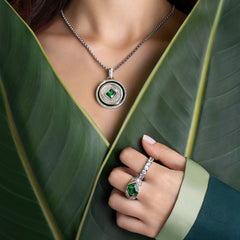 Senhora com Pendente TASHI Marrakech VI prateado, com zircónias brancas, zircónia grande verde e detalhes dourados e pretos