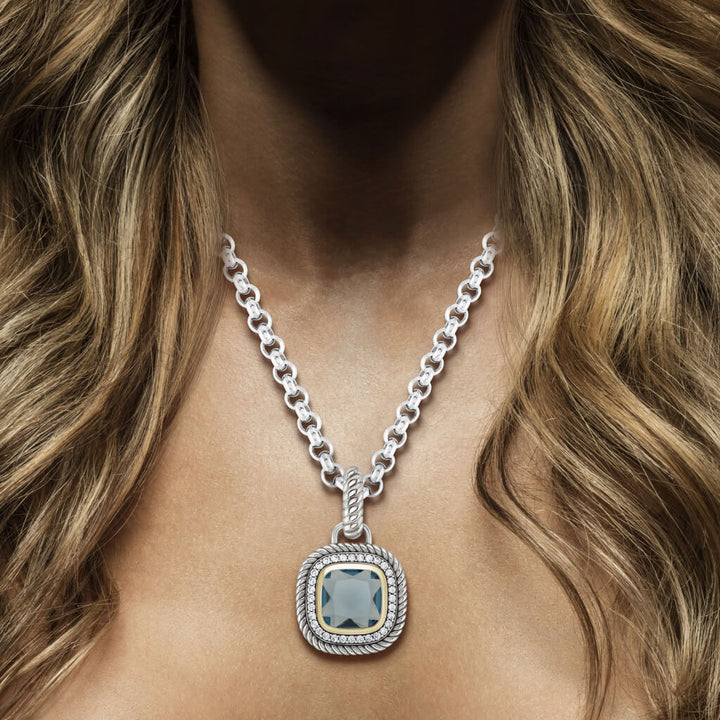 Senhora com Pendente TASHI London Blue I prateado, com zircónias brancas, zircónia grande azul, detalhe dourado e rebordo cruzado