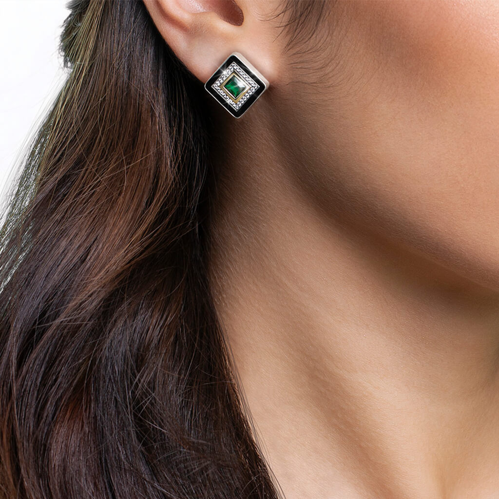 Senhora com Brincos TASHI Marrakech II prateado, com zircónias brancas, zircónia verde e detalhes dourados e pretos