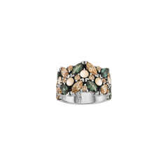 Um anel elegante que apresenta uma combinação de metais de prata e ouro, desenhado de forma intrincada com várias pedras de zircónia. As pedras de zircónia variam em cor, exibindo predominantemente tons de verde e bege, contrastando com a banda de prata que proporciona um visual moderno e elegante. O artesanato destaca um estilo luxuoso e contemporâneo