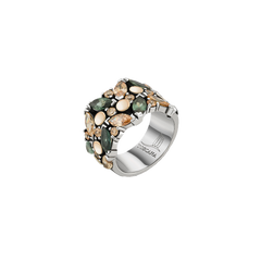 Um anel elegante que combina metais de prata e ouro, adornado com várias pedras de zircónia em tons variados de verde e bege. As pedras estão dispostas em um padrão agrupado ao redor de toda a banda, criando uma aparência luxuosa e texturizada. O interior da banda está marcado Toscana