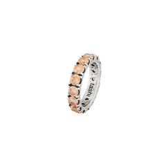 Uma imagem de um anel com uma banda prateada e várias zircónias em tons de pêssego inseridas nela. As zircónias são cortadas em formato redondo e parecem estar espaçadas uniformemente ao redor da banda. O interior da banda tem a marca Tashi gravada