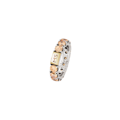 Uma imagem de um anel com uma banda prateada e várias zircónias em tons de pêssego inseridas nela. As zircónias são cortadas em formato redondo e parecem estar espaçadas uniformemente ao redor da banda.