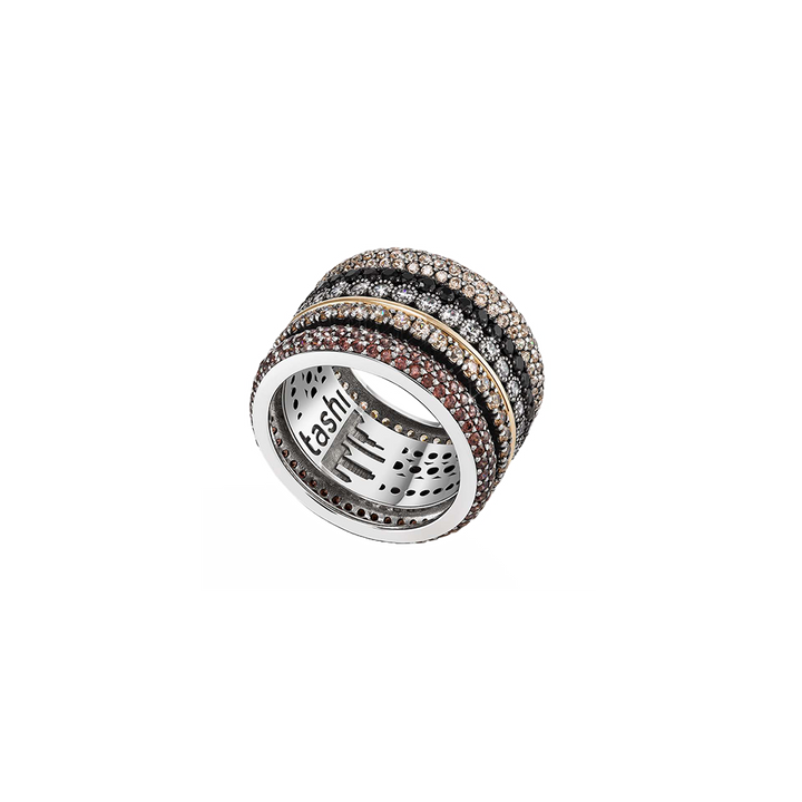 imagem lateral de anel largo com várias fileiras de zircónias diferentes (champanhe, preto, branco e fumé) que lembram o horizonte de Nova York