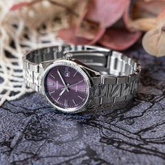 Relógio Timeless prateado com mostrador romano roxo pousado de lado