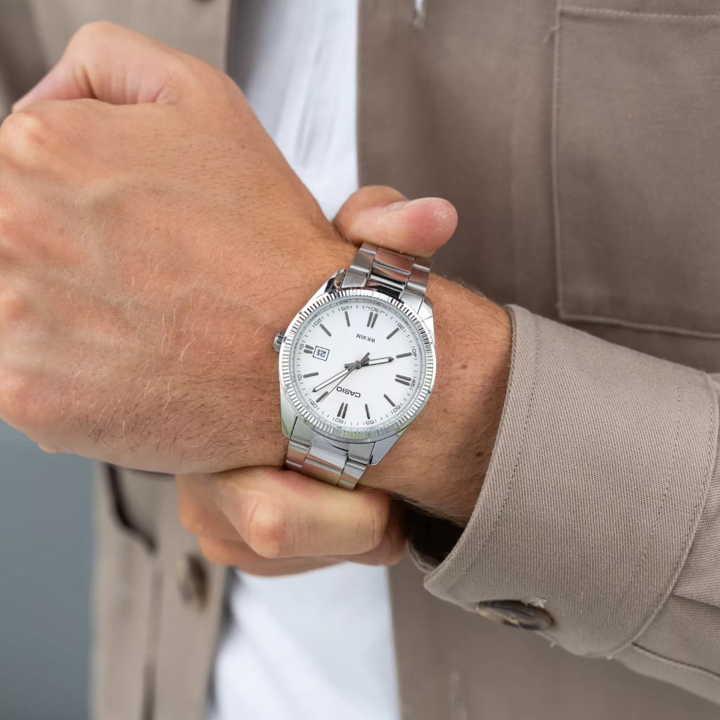 Pulso homem com relógio Timeless prateado com mostrador romano branco