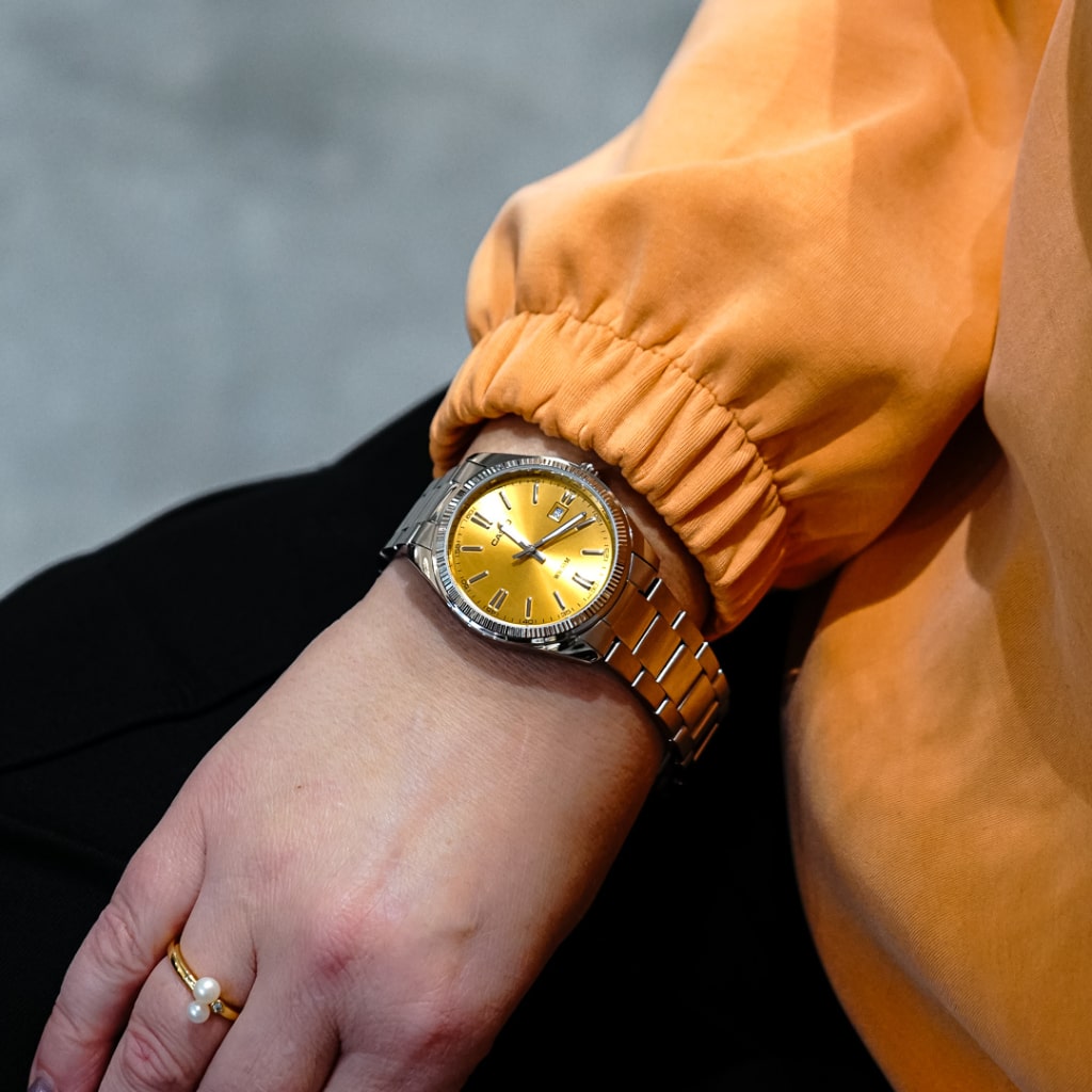 Pulso senhora com relógio Timeless prateado com mostrador romano amarelo