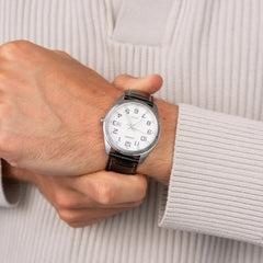 Pulso homem com o relógio Casio Timeless com pulseira couro preta e mostrador branco