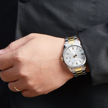 Pulso senhora com relógio Timeless dourado e prateado com mostrador prateado