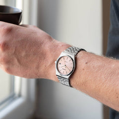 Pulso homem com relógio Timeless Standard prateado com mostrador salmão