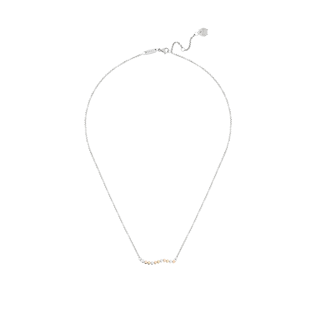 Colar delicado de aço inoxidável da ONE, com um design simples e elegante, apresentando pequenas esferas espaçadas uniformemente ao longo da parte inferior frontal. O colar possui uma corrente fina e um fecho na parte de trás para fixação. 