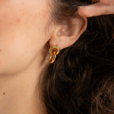 imagem de senhora a usar os brincos one luminous circle 