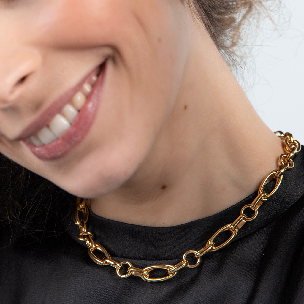 imagem de mulher sorridente a utilizar colar One Luminous Solid