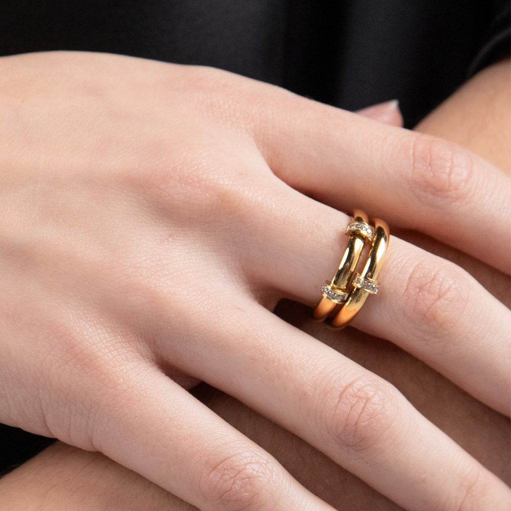 imagem de mão de senhora com anel ONE Luminous Crystal