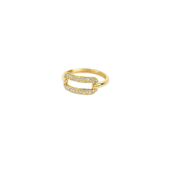 Imagem lateral de um anel de aço com tom dourado, apresentando um design de banda dupla, com uma banda cruzando a outra na parte superior. A banda superior é embelezada com várias pequenas pedras de zircônia lapidadas em formato redondo, adicionando um efeito cintilante ao anel. 