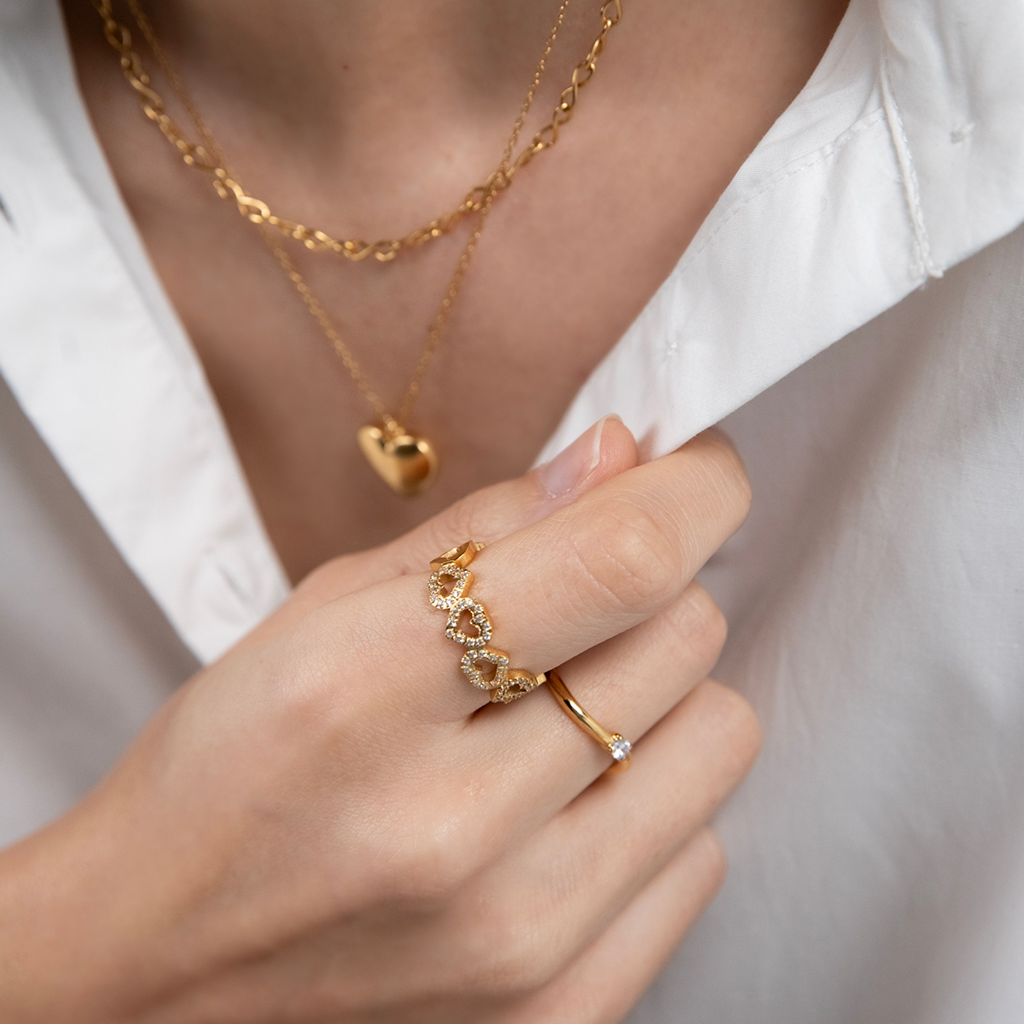 imagem de senhora a utilizar o anel ONE Reflexions Heart