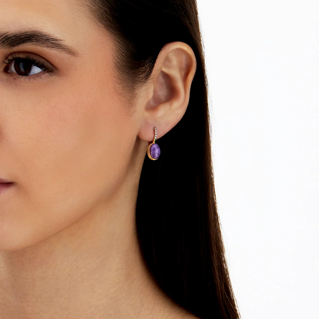 Senhora com Brincos NANIS Boules dourado com duas linhas de diamantes e bola oval de lepidolite vista lateral