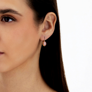 Senhora com Brincos NANIS Boules dourado com duas linhas de diamantes e bola oval de quartzo morango vista lateral