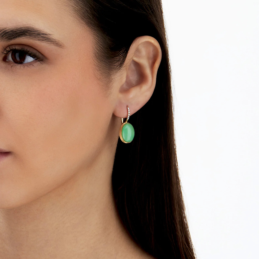 Senhora com Brincos NANIS Boules dourado com duas linhas de diamantes e bola oval de jadeíta vista lateral