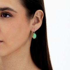 Senhora com Brincos NANIS Boules dourado com duas linhas de diamantes e bola oval de jadeíta vista lateral