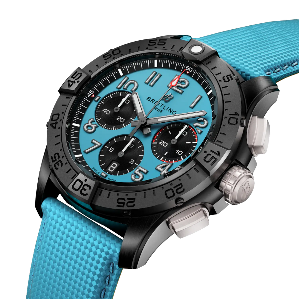 Pormenor mostrador azul com caixa preta do Relógio Breitling Avenger B01 Chronograph Night Vission 42mm de com pulseira silicone azul