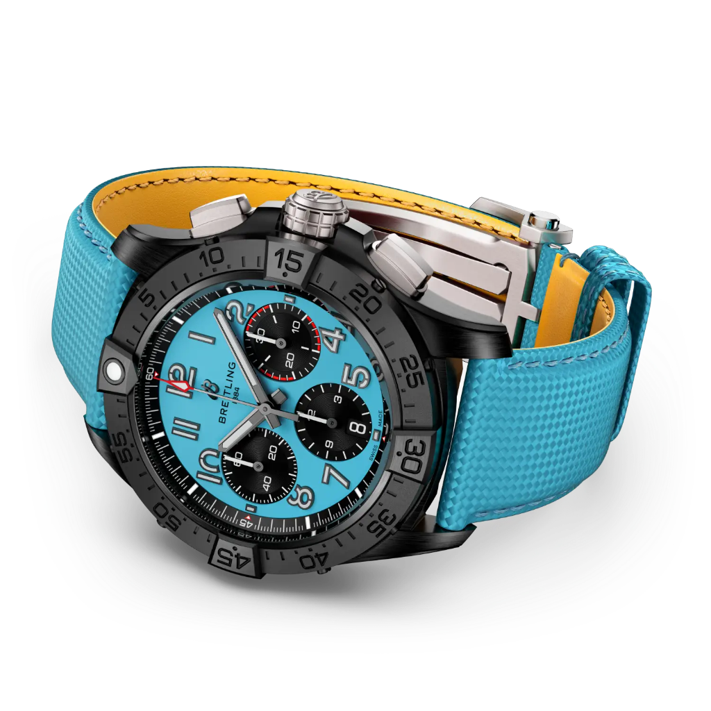 Relógio Breitling Avenger B01 Chronograph Night Vission 42mm de caixa preta, pulseira silicone e mostrador azuis deitado de lado