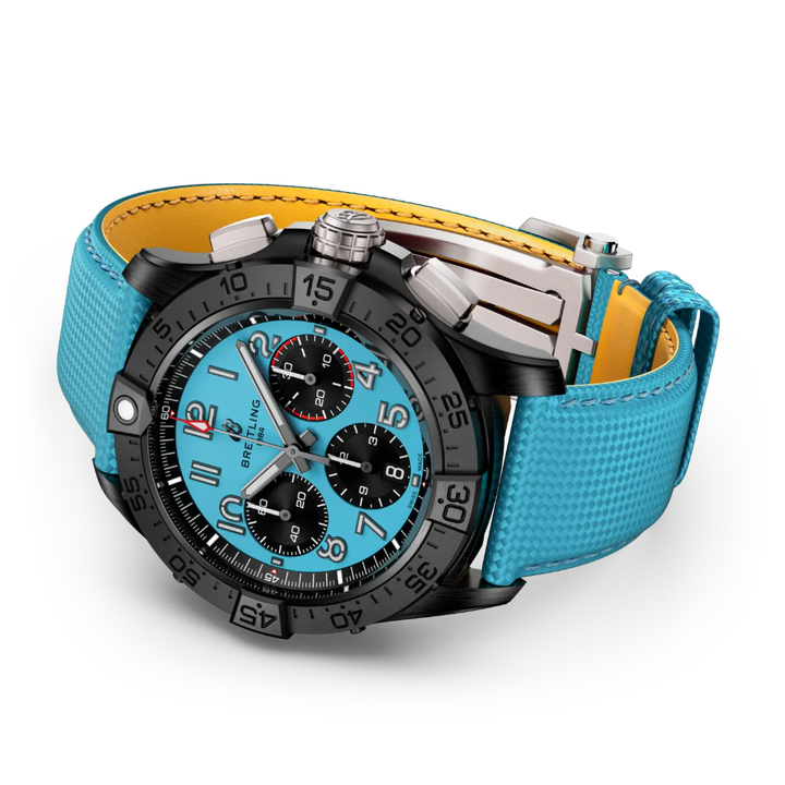 Relógio Breitling Avenger B01 Chronograph Night Vission 42mm de caixa preta, pulseira silicone e mostrador azuis deitado de lado