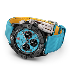 Relógio Breitling Avenger B01 Chronograph Night Vission 42mm de caixa preta, pulseira silicone e mostrador azuis deitado de lado