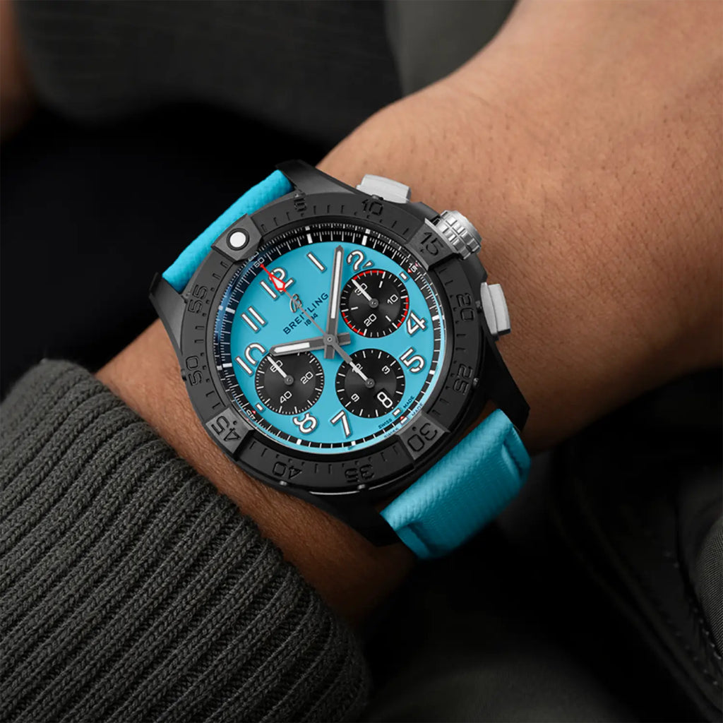 Pulso homem com Relógio Breitling Avenger B01 Chronograph Night Vission 42mm de caixa preta, pulseira silicone e mostrador azuis