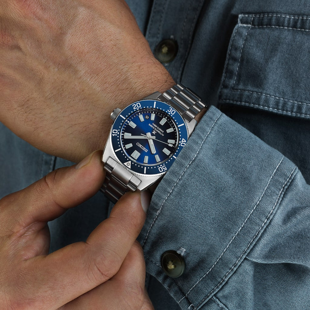 Pulso homem com relógio Prospex 1965 Heritage Diver's 300m prateado com mostrador azul