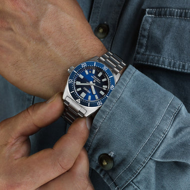 Pulso homem com relógio Prospex 1965 Heritage Diver's 300m prateado com mostrador azul