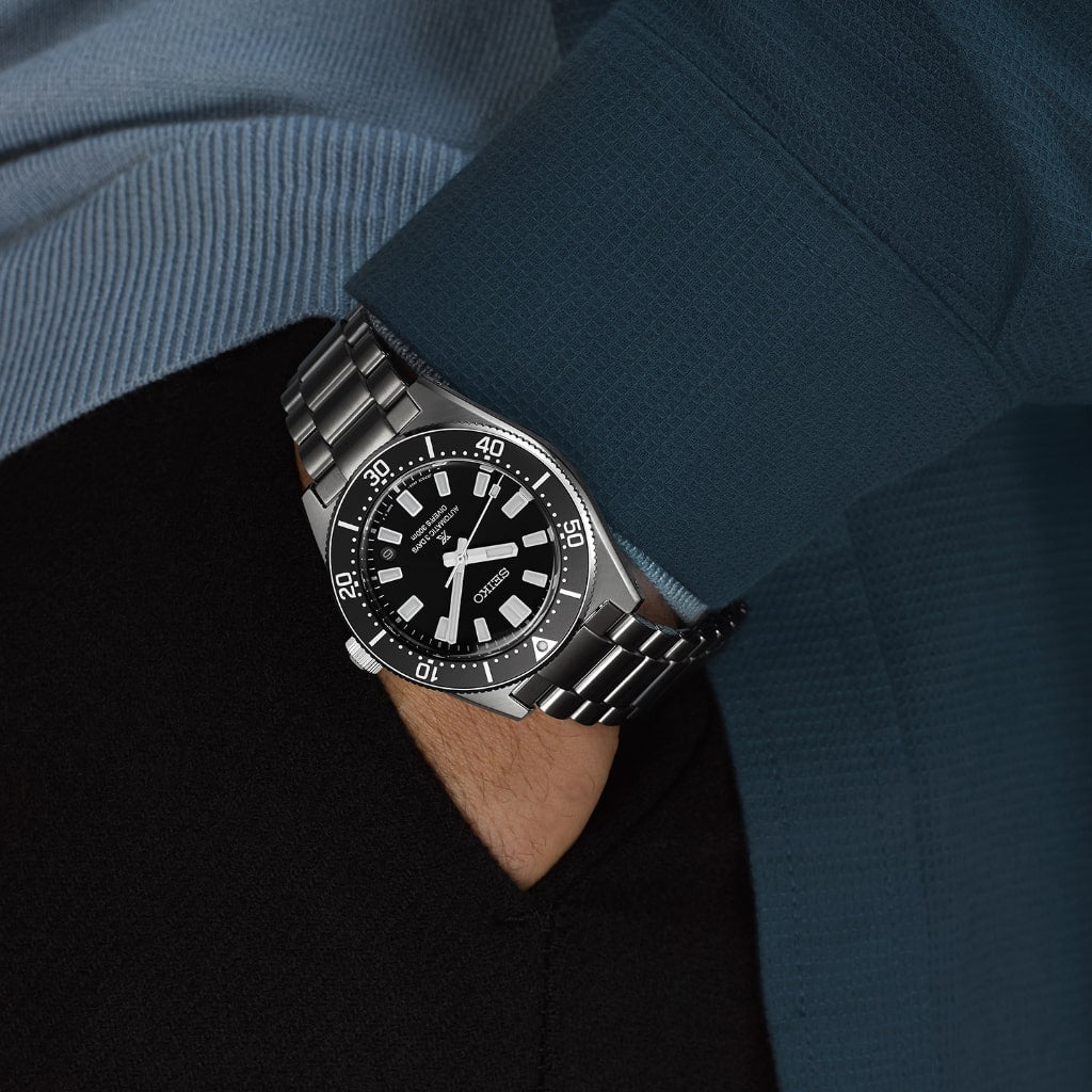 Pulso homem com relógio Prospex 1965 Heritage Diver's 300m prateado com mostrador preto