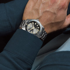 Pulso homem com Relógio Prospex 1965 Heritage Diver's 300m Aniversário dos 100 anos da Seiko prateado com mostrador preto e detalhes dourados