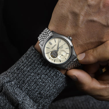 Pulso homem com relógio Presage Classic Series prateado com mostrador creme com movimento interno exposto e cronómetro