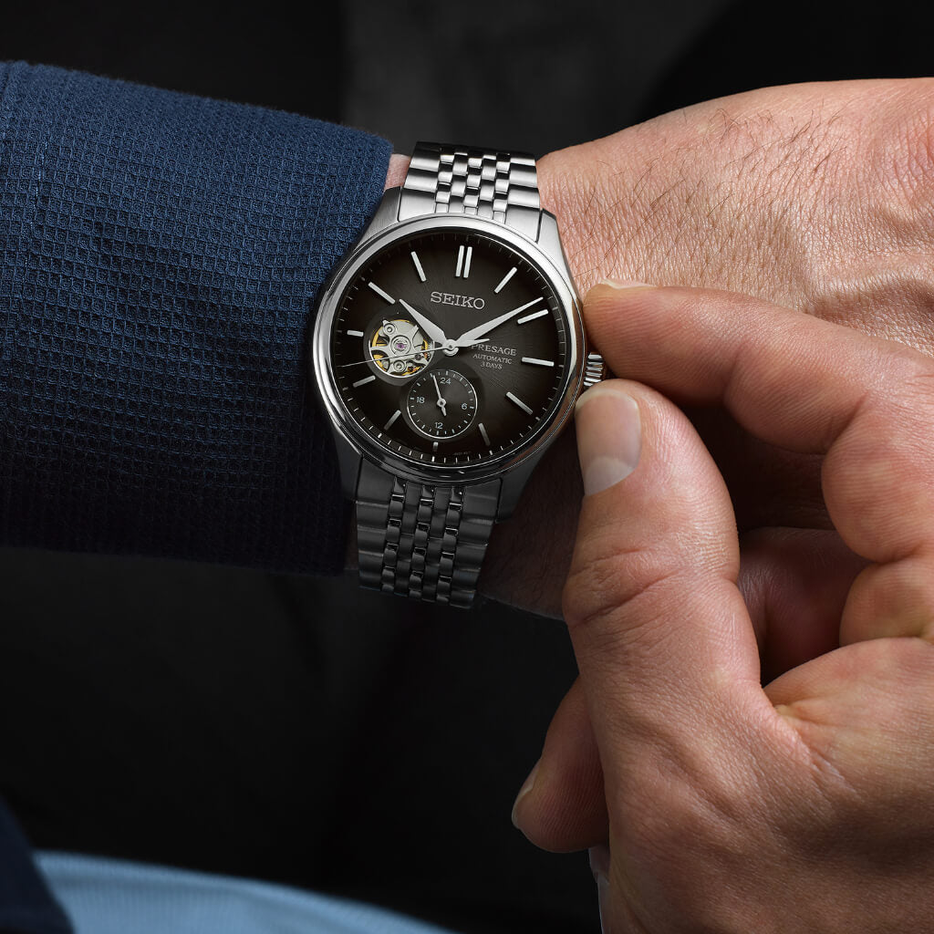 Pulso homem com relógio Presage Classic Series prateado com mostrador preto com movimento interno exposto e cronómetro