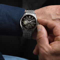 Pulso homem com relógio Presage Classic Series prateado com mostrador preto com movimento interno exposto e cronómetro