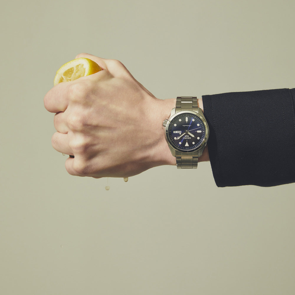 Pulso homem com Relógio Seiko 5 Sports SKX Sports Style 40mm prateado com mostrador azul e indicação de semana e dia do mês