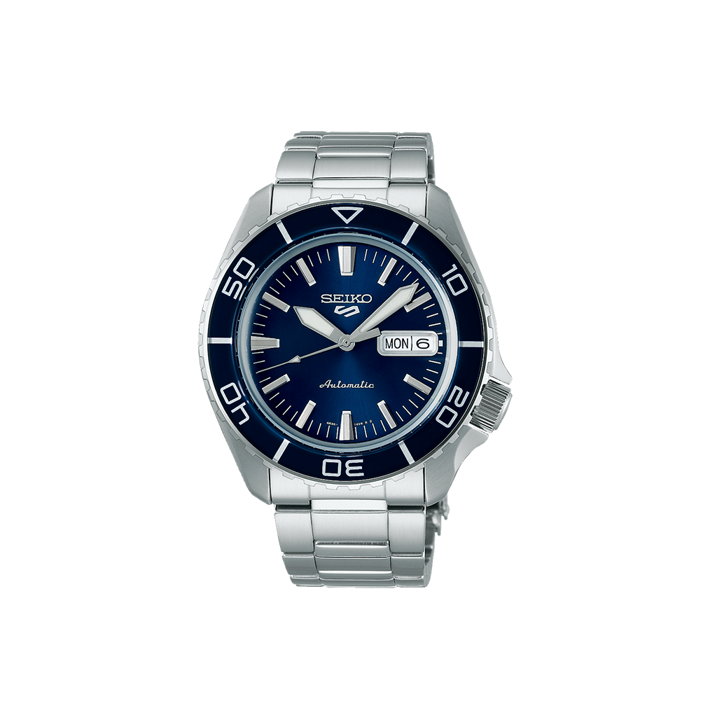 Relógio Seiko 5 Sports SKX Suits Style 42.5mm prateado com mostrador azul e indicação de semana e dia do mês