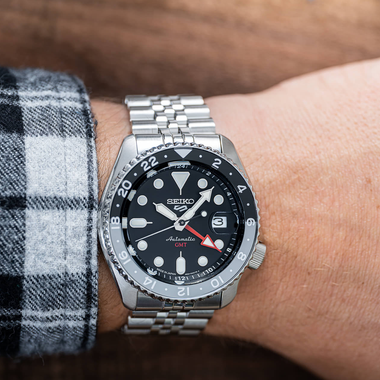 imagem do relógio SEIKO 5 Sports Black 42.5mm no pulso de um homem
