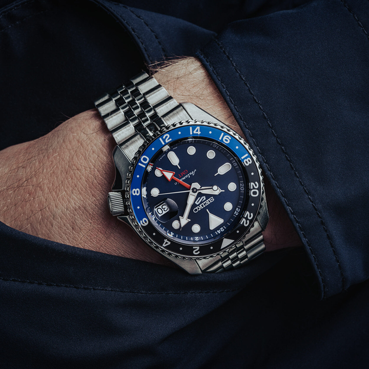 imagem do relógio SEIKO 5 Sports Blue 42.5mm no pulso de um cliente masculino