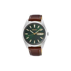 Relógio Seiko com caixa de aço inoxidável e mostrador verde escuro. O relógio possui um visor de dia e data na posição das 3 horas, com ponteiros e marcadores prateados. A pulseira é de couro bovino marrom com costura visível e fecho de fivela, combinando funcionalidade e elegância clássica.