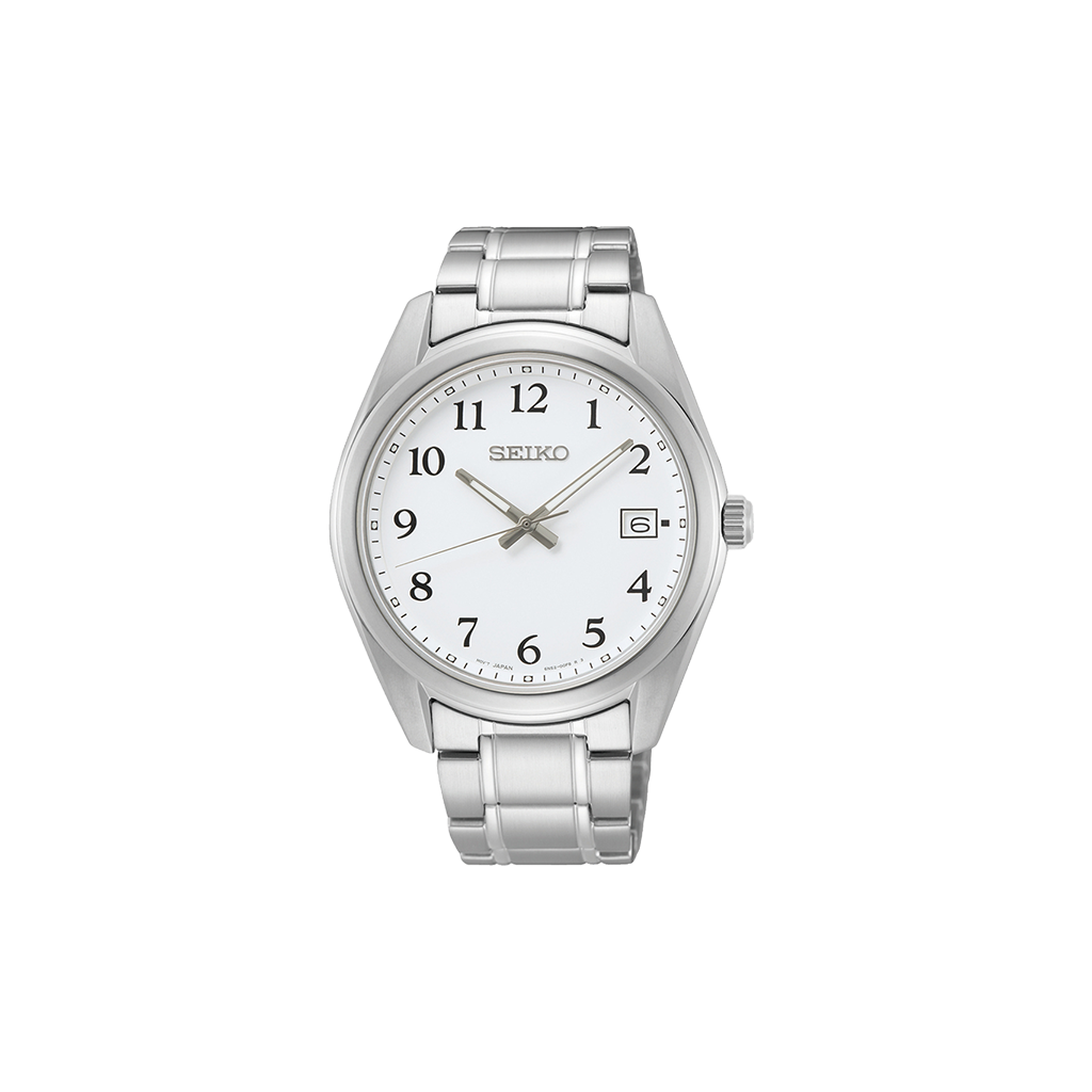 Um relógio de pulso Seiko de aço inoxidável com mostrador branco e algarismos arábicos pretos para cada hora. O relógio possui três ponteiros - dois pretos e um dourado - indicando as horas, minutos e segundos. Há um visor de data na posição das 3 horas. A caixa e a pulseira do relógio são de aço inoxidável polido, refletindo a luz em sua superfície.