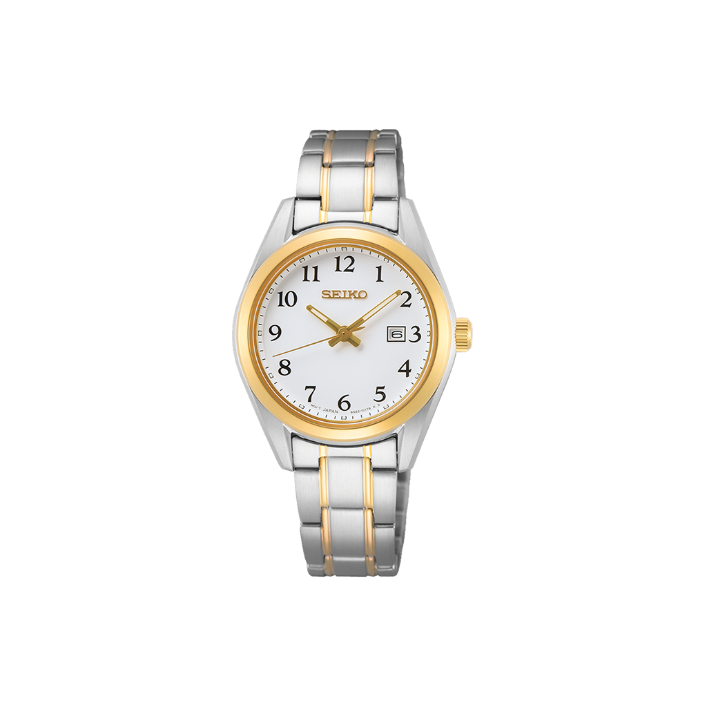 Relógio de pulso de aço inoxidável com pulseira bicolor em dourado e prateado. O mostrador é dourado com algarismos arábicos pretos para cada hora e o nome da marca ‘SEIKO’ no topo. Há um pequeno visor de data próximo à posição das 3 horas.