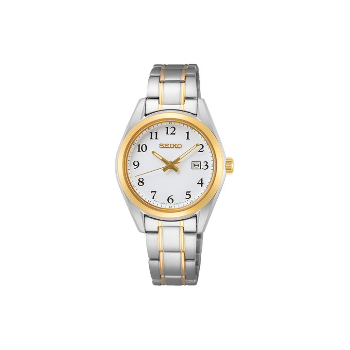 Relógio de pulso de aço inoxidável com pulseira bicolor em dourado e prateado. O mostrador é dourado com algarismos arábicos pretos para cada hora e o nome da marca ‘SEIKO’ no topo. Há um pequeno visor de data próximo à posição das 3 horas.