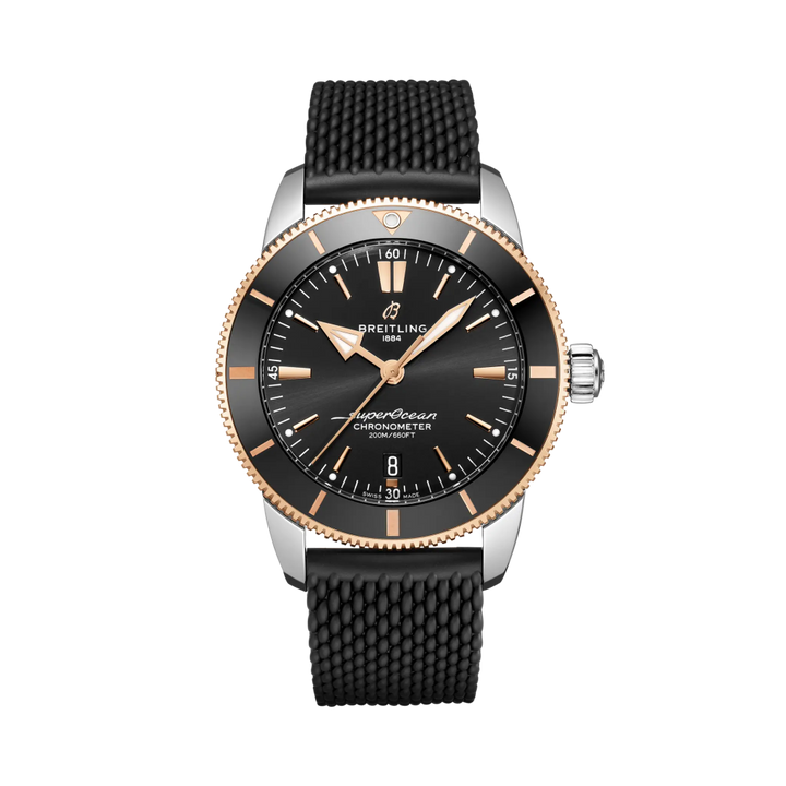 Relógio Breitling Superocean Heritage B20 Automatic 44mm de caixa prateada, pulseira silicone e mostrador pretos com detalhes rosa dourado