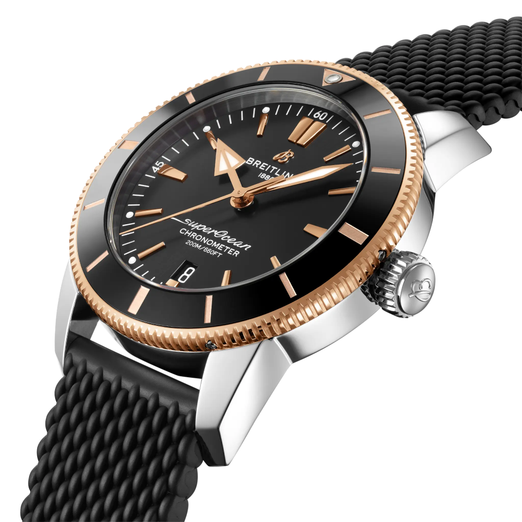 Pormenor mostrador preto com detalhes rosa dourado do Relógio Breitling Superocean Heritage B20 Automatic 44mm de caixa prateada, pulseira silicone preta