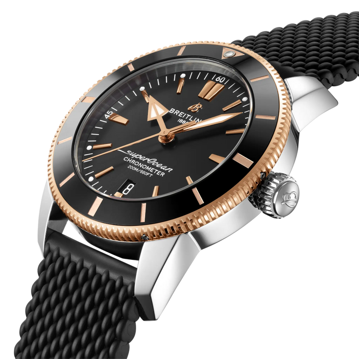 Pormenor mostrador preto com detalhes rosa dourado do Relógio Breitling Superocean Heritage B20 Automatic 44mm de caixa prateada, pulseira silicone preta