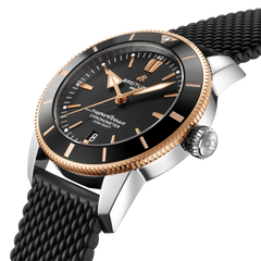 Pormenor mostrador preto com detalhes rosa dourado do Relógio Breitling Superocean Heritage B20 Automatic 44mm de caixa prateada, pulseira silicone preta